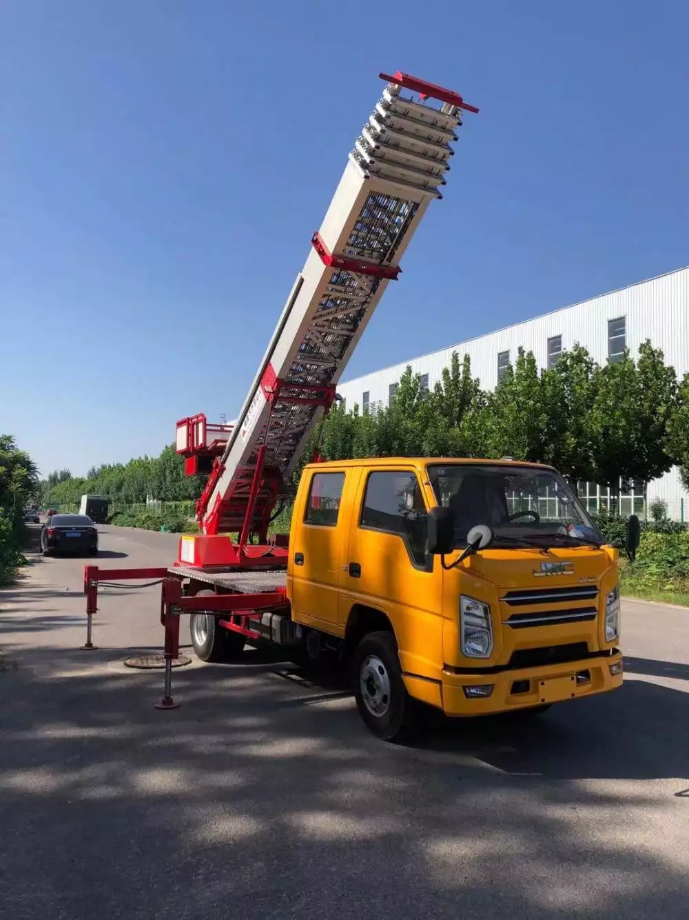 蒋湖农场附近的云梯车出租服务：轻松解决高空作业需求