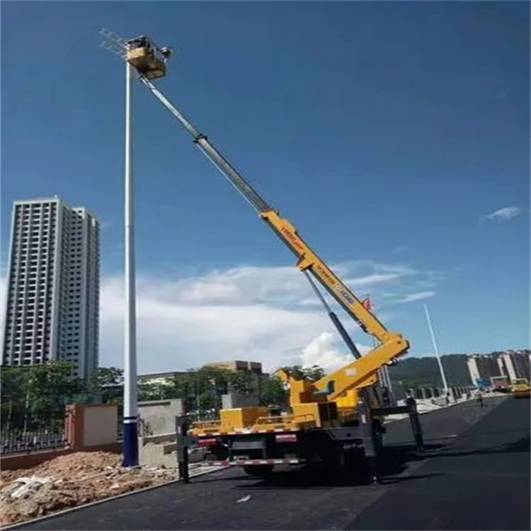 蒋湖农场维修路灯的曲臂升降车出租